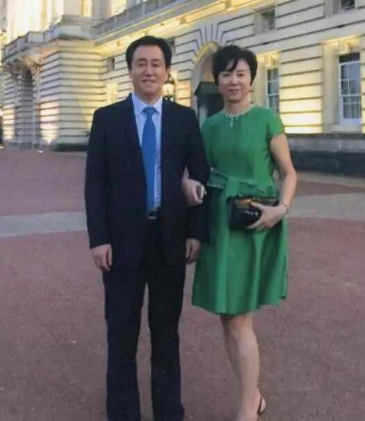 丝袜撕破有美女的肉体