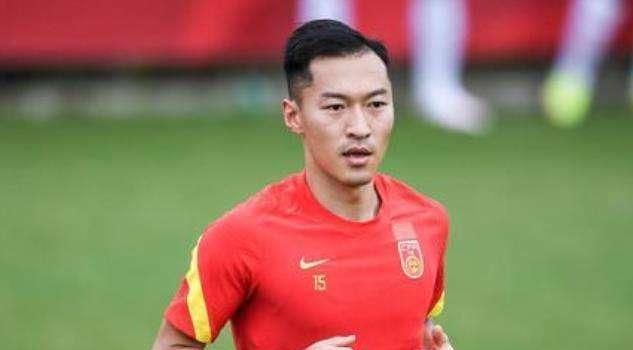 掀开岳裙子从后面挺进去0